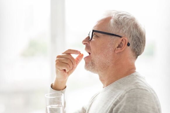 muž užíva antibiotiká na prostatitídu